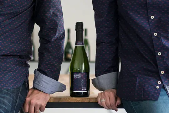 Présentation d'une bouteille du Champagne Anthony Betouzet