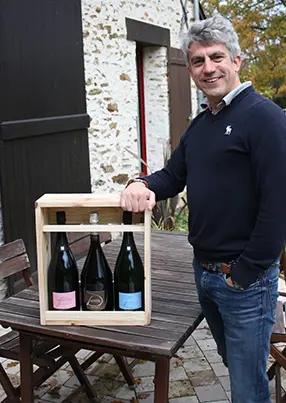 Client tenant un coffret SANKS