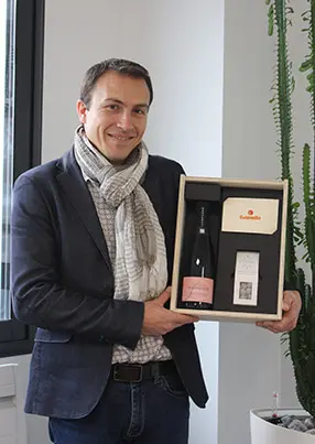 Cliente avec un cadeau d'entreprise SANKS