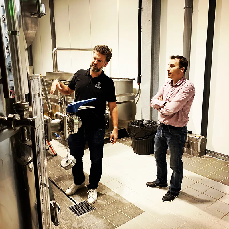 Nicolas et anthony dans le pressoir à champagne